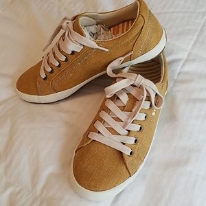 Taos Sneakers Shoes 7.5 NWT